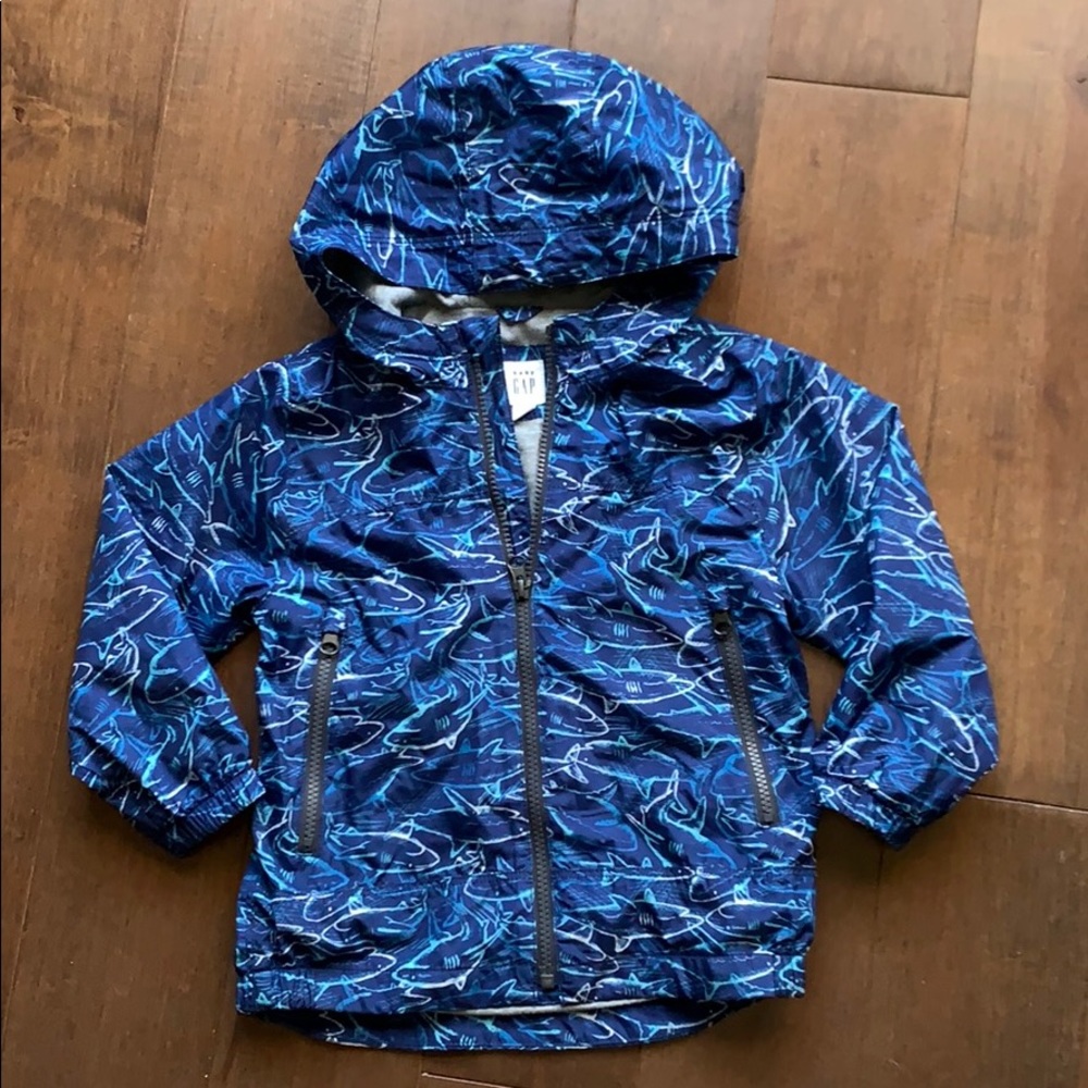 Gap rain coat, size 4T, excellent condition.